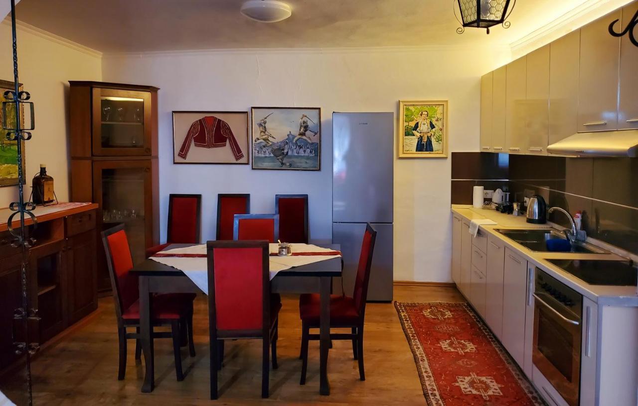 Unique Traditional House, Hosted By J&G 티라나 외부 사진
