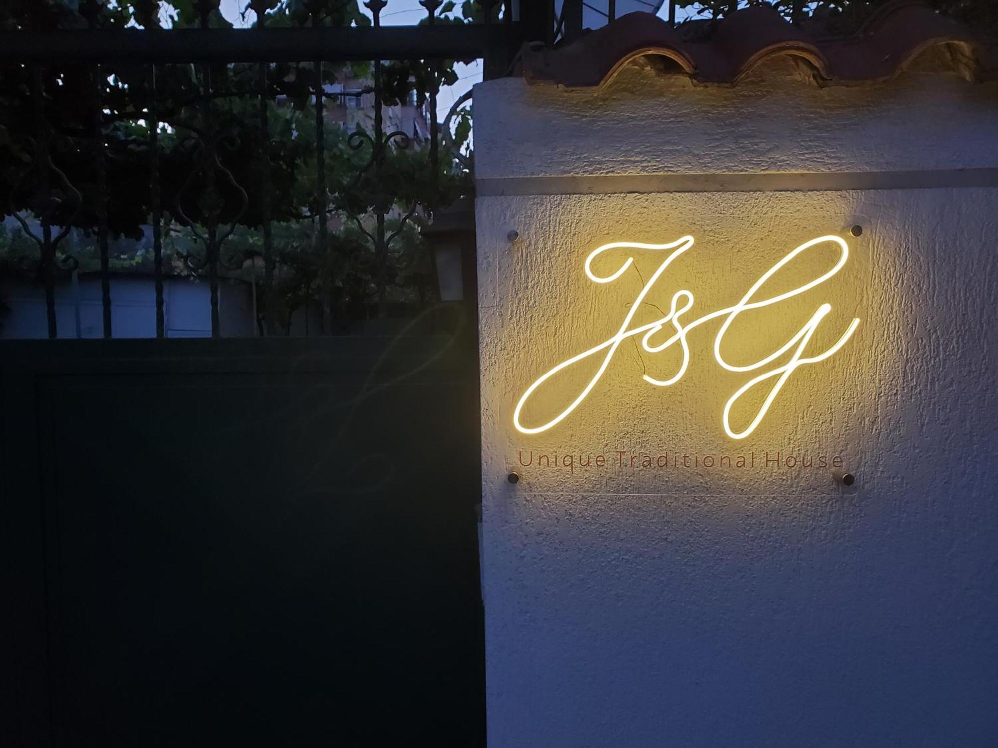 Unique Traditional House, Hosted By J&G 티라나 외부 사진